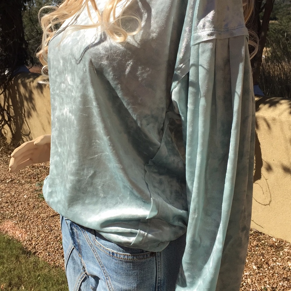 🎉HP 2-3-19🎉Oversized crushed velvet top - Picture 3 of 4